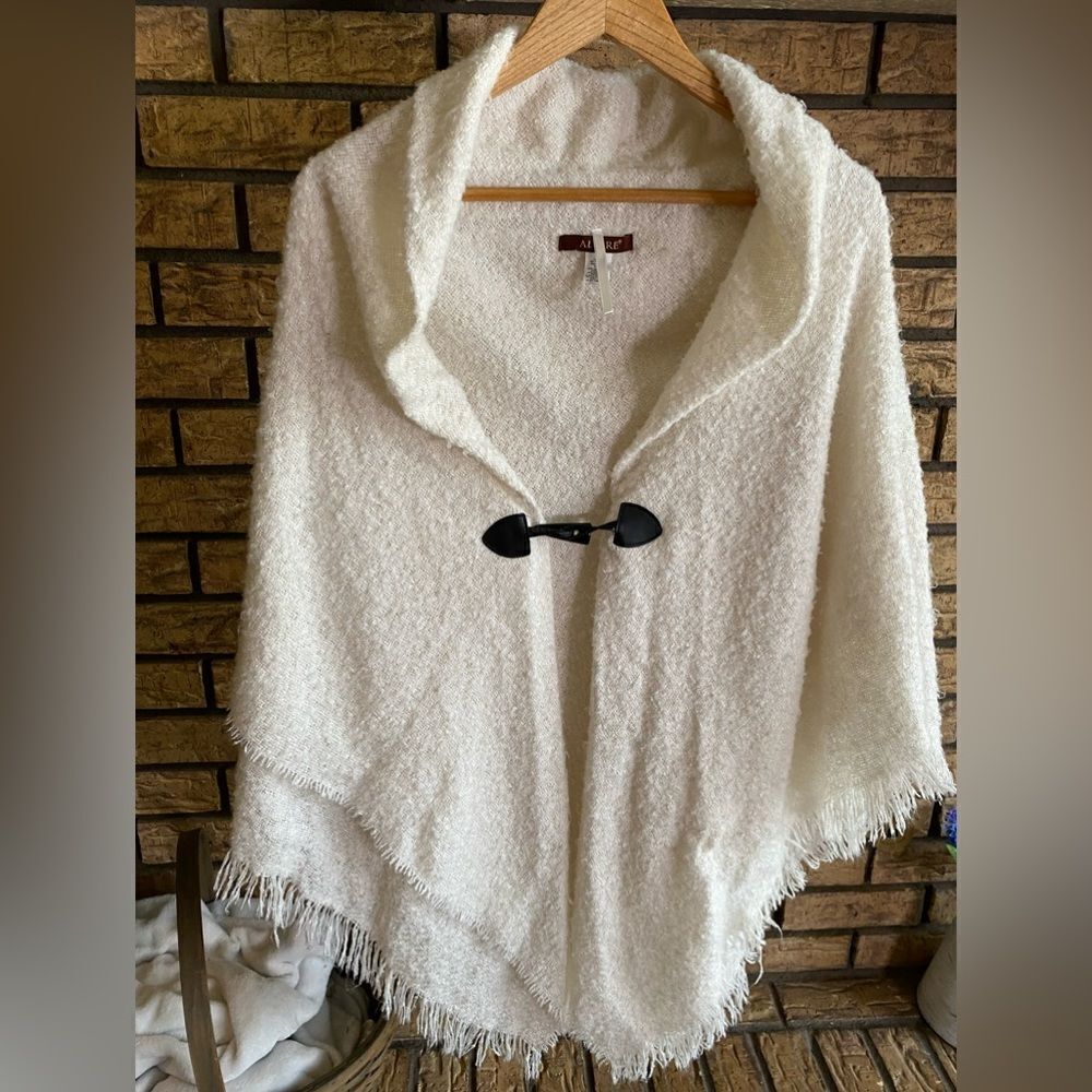 ‎White poncho